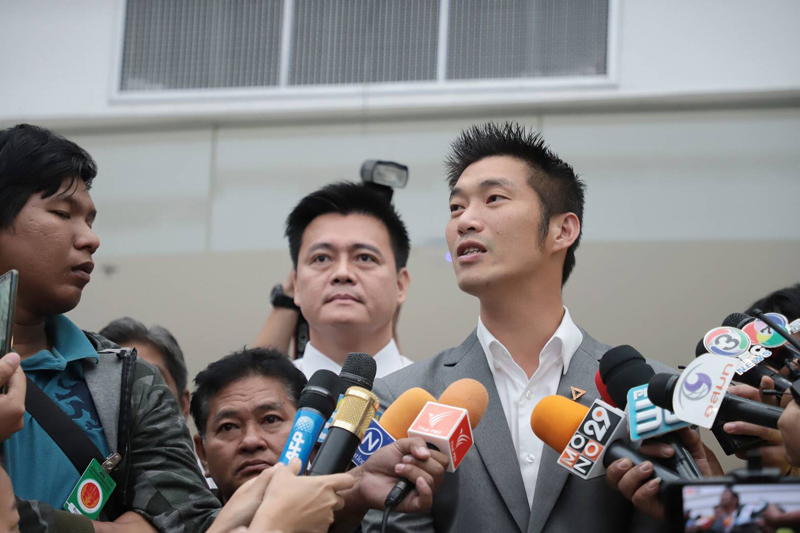 PIC ธนาธรใหการเตม 1