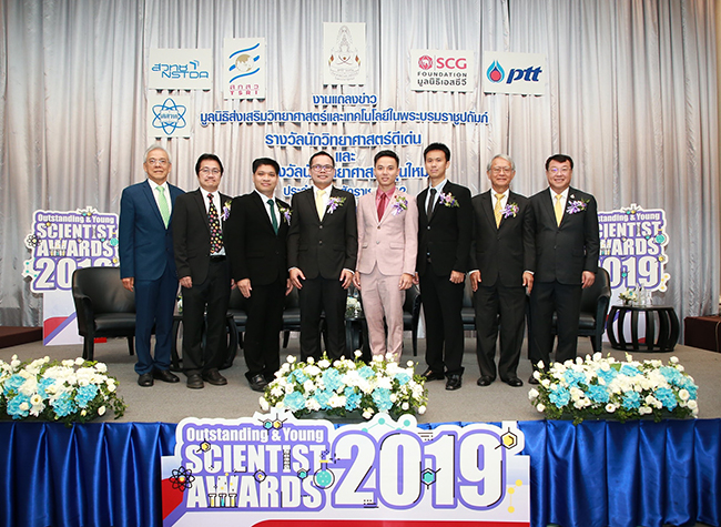 ผไดรบรางวลและผบรหารถายภาพรวมกน