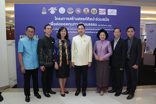 รมต.วฒนธรรม ถายรปรวมกบผบรหารจดทำโครงการ
