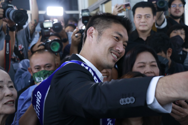 PIC ธนาธรรรับทราบข้อหาอาญาหุ้นสื่อ 1