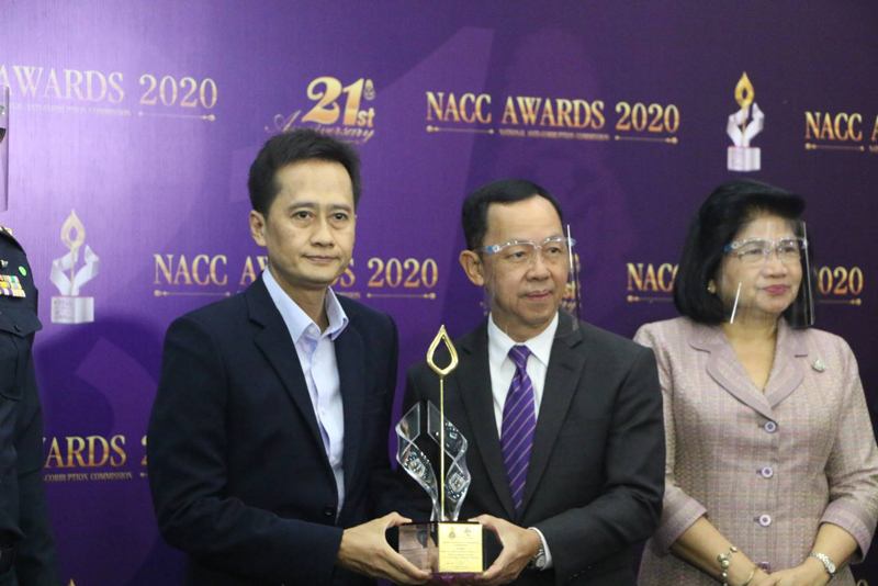 PIC อิศรารับรางวัลช่อสะอาด 111