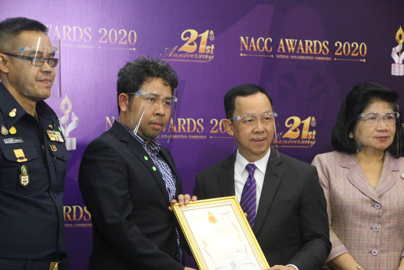 PIC อิศรารับรางวัลช่อสะอาด 112