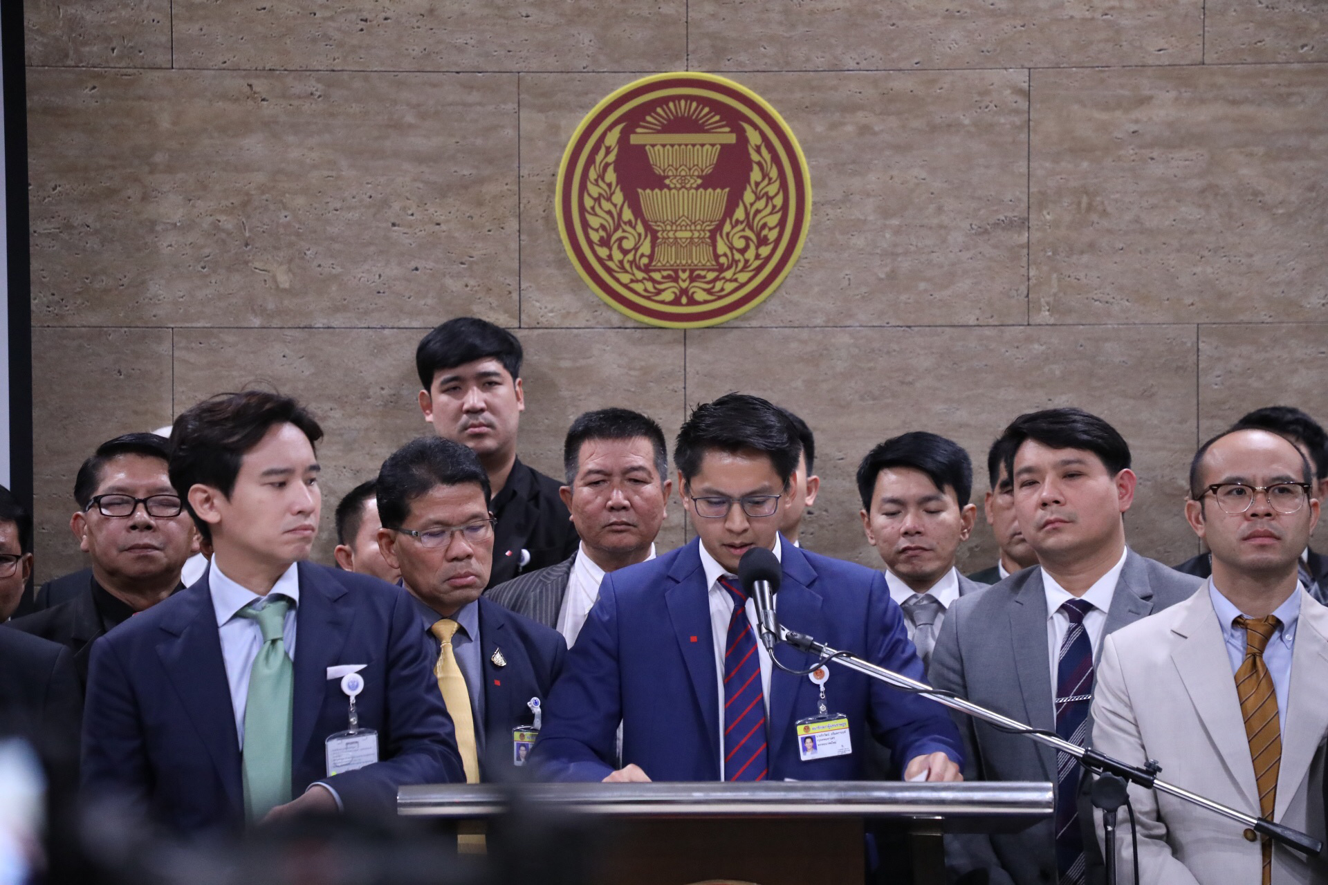 PIC อนคอภปรายนอกสภา 1