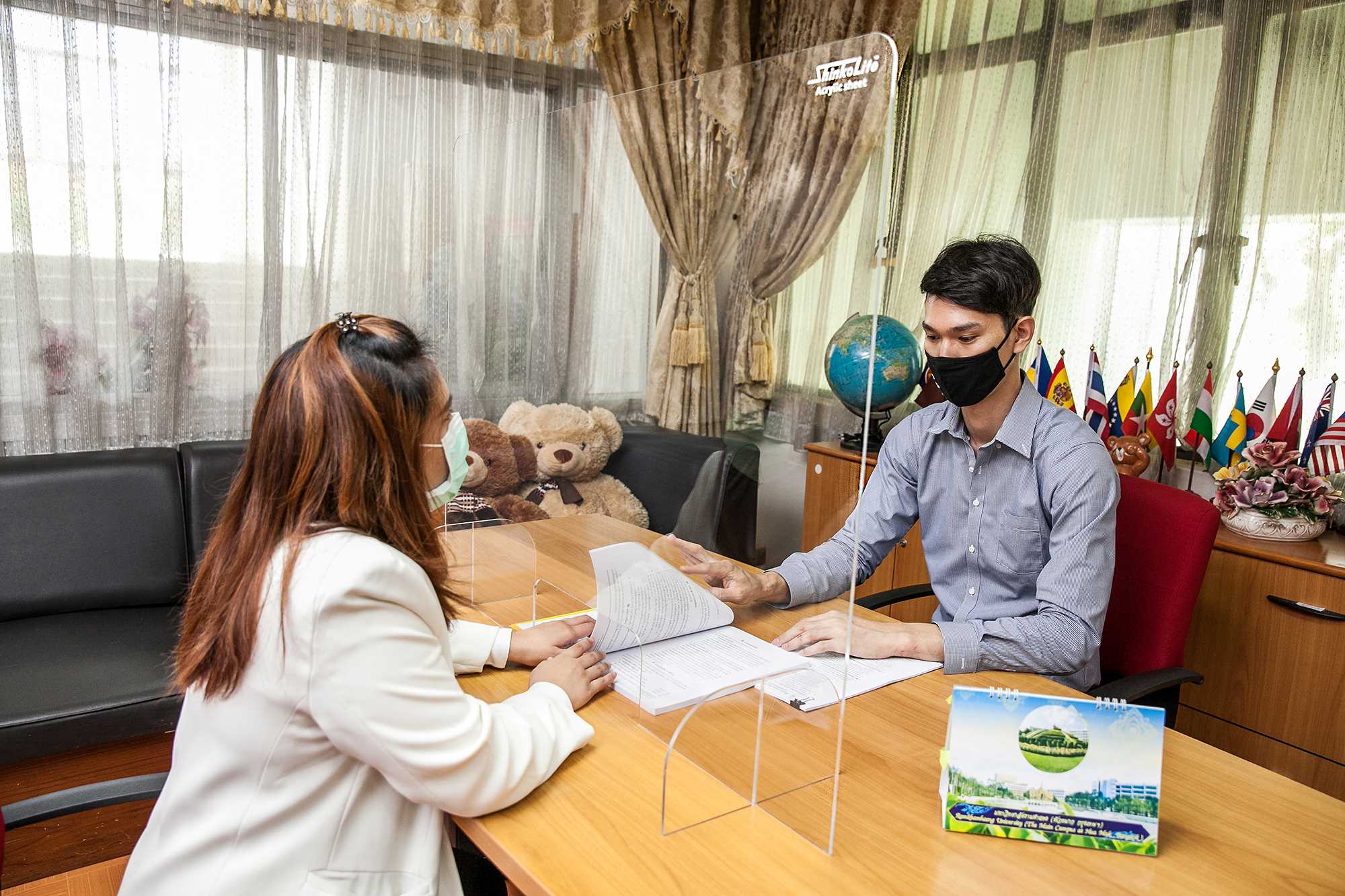 2 การใช้งานฉากกั้นอะคริลิกชินโคไลท์ที่มหาวิทยาลัยรามคำแหง