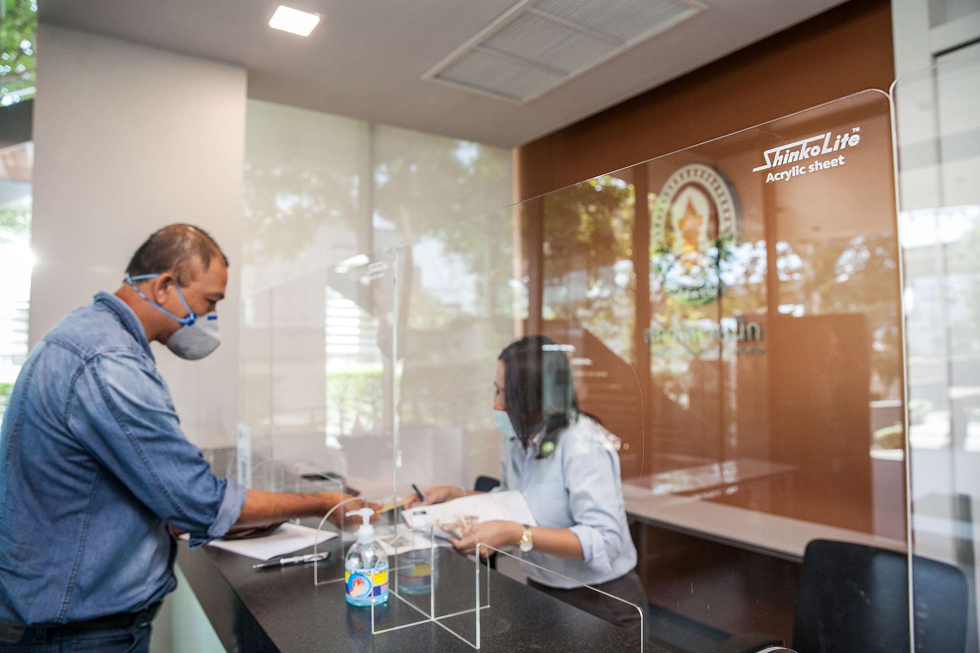 4 การใช้งานฉากกั้นอะคริลิกชินโคไลท์ที่สภาสถาปนิก