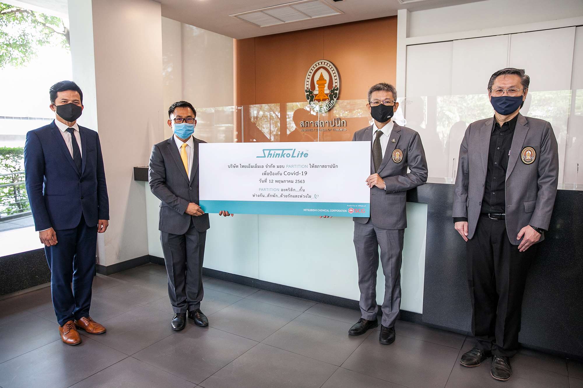 5 มอบฉากกั้นอะคริลิกชินโคไลท์ที่ สภาสถาปนิก