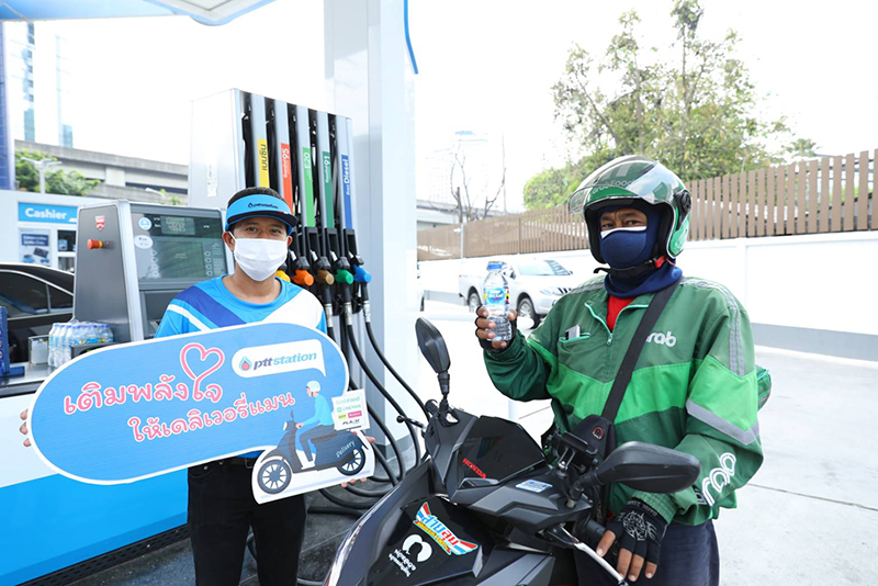 9. มอบน้ำดื่มให้เดลิเวอรี่แมน