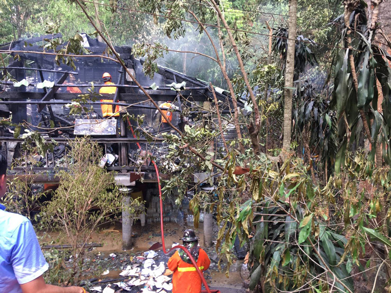 PIC เพลิงไหม้กุฏิหลวงพ่อสุดใจ 1