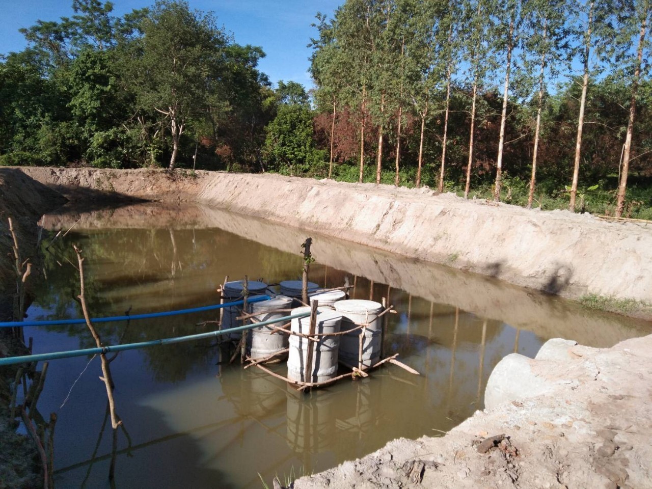 10 วางท่อ PVC จากสระเก็บน้ำที่วัดไปยังสระสาธารณะ เอสซีจี ร้อยใจ 108 ชุมชน รอดภัยแล้ง