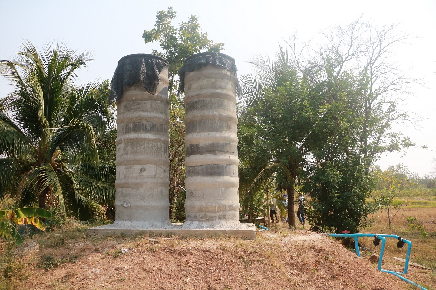 11 ถังเก็บน้ำที่ใช้โซล่าเซลล์สูบน้ำขึ้นมาเก็บ ก่อนส่งเข้าแปลงเกษตร