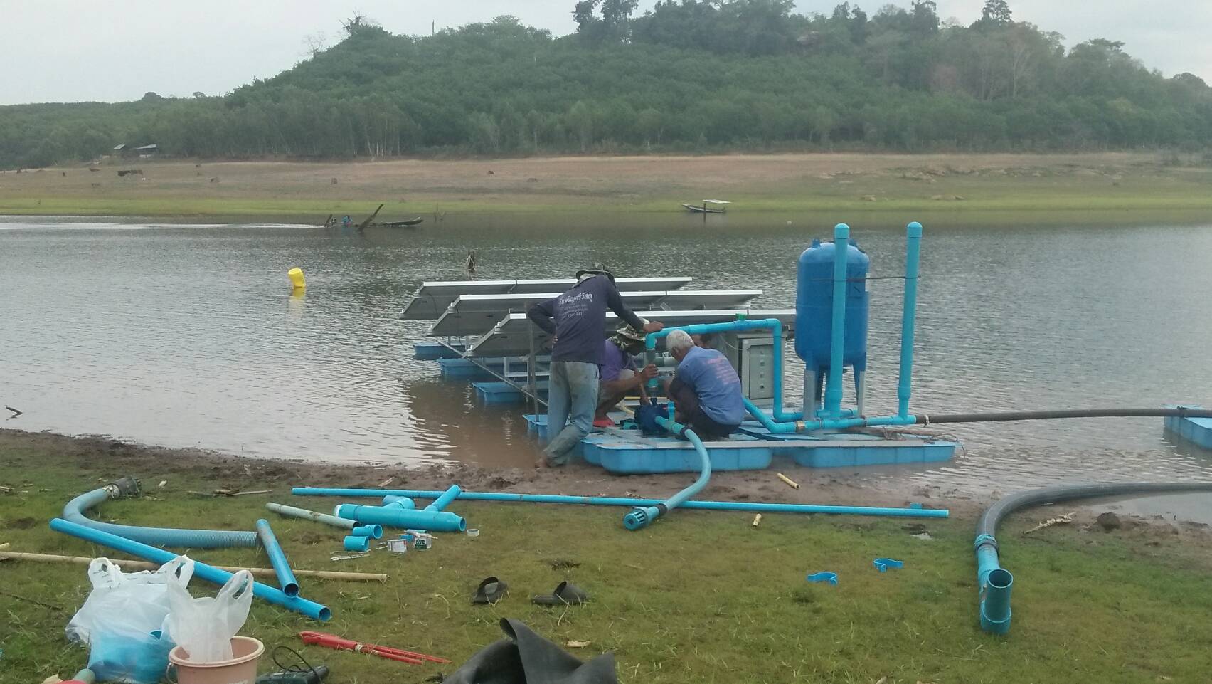 4 ชุมชนช่วยกันประกอบโซลาเซลล์แบบทุ่นลอยน้ำ เอสซีจี ร้อยใจ 108 ชุมชน รอดภัยแล้ง