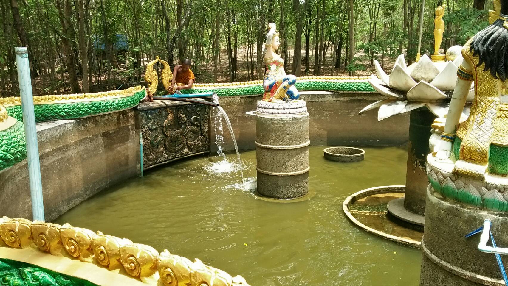 7 บ่อน้ำที่วัด ได้น้ำเพิ่มจากโซล่าเซลล์ที่สูบมาจากอ่างเก็บ