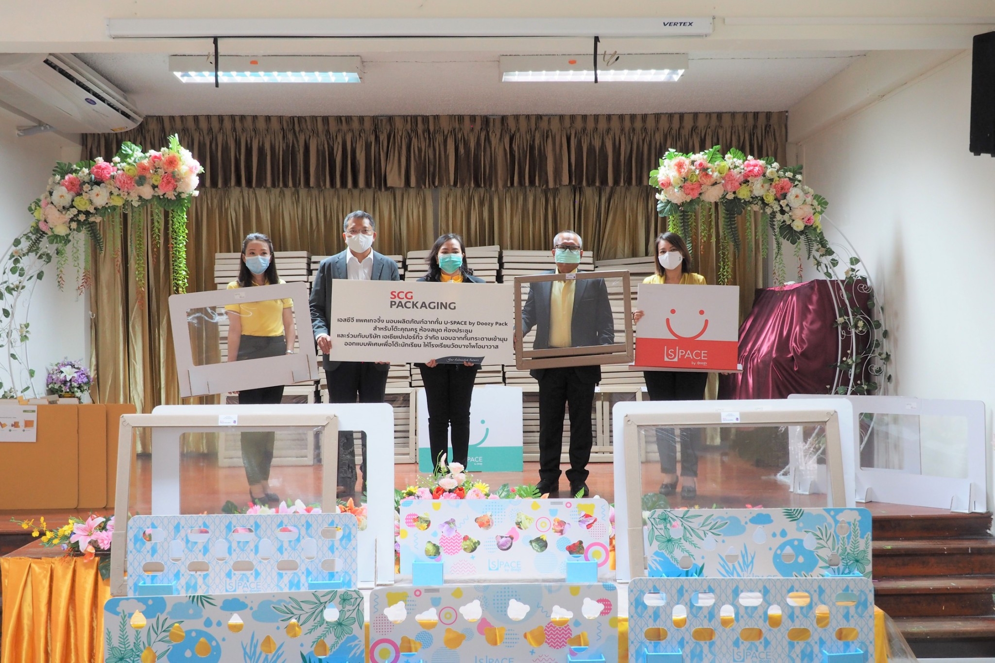 4 มอบฉากกั้นให้เด็กนักเรียนกทม.ป้องกันโควิด