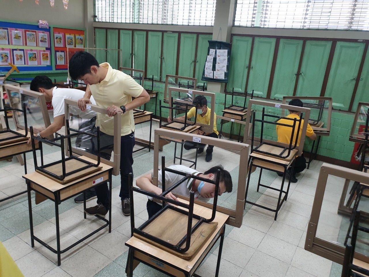 5 มอบฉากกั้นให้เด็กนักเรียนกทม.ป้องกันโควิด