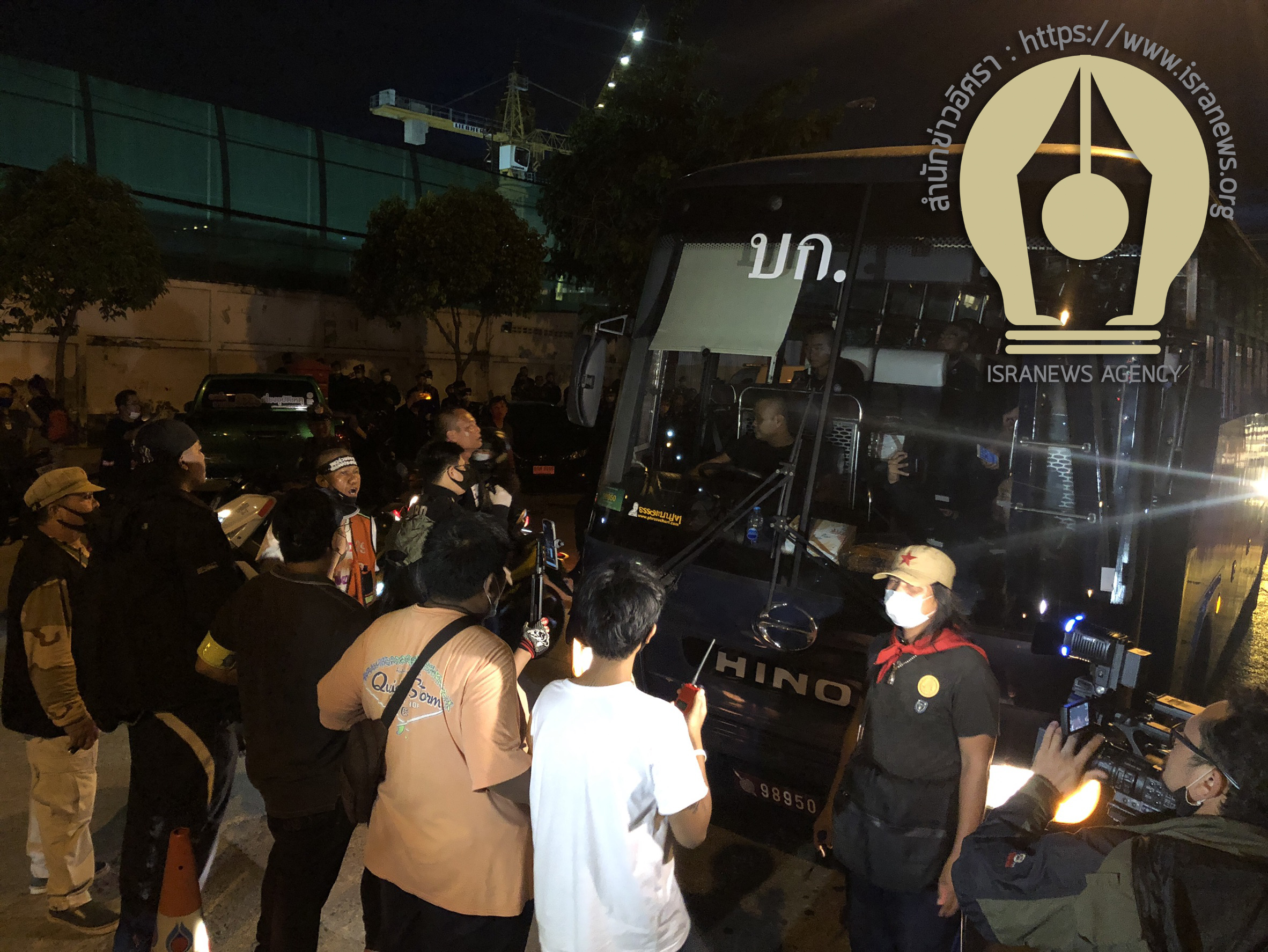 PIC มวลชนปักหลักสภา 1