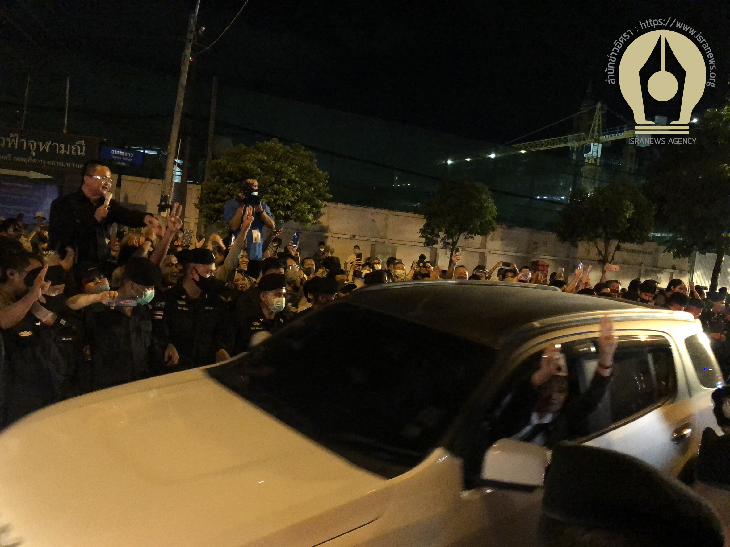 PIC มวลชนปักหลักสภา 10