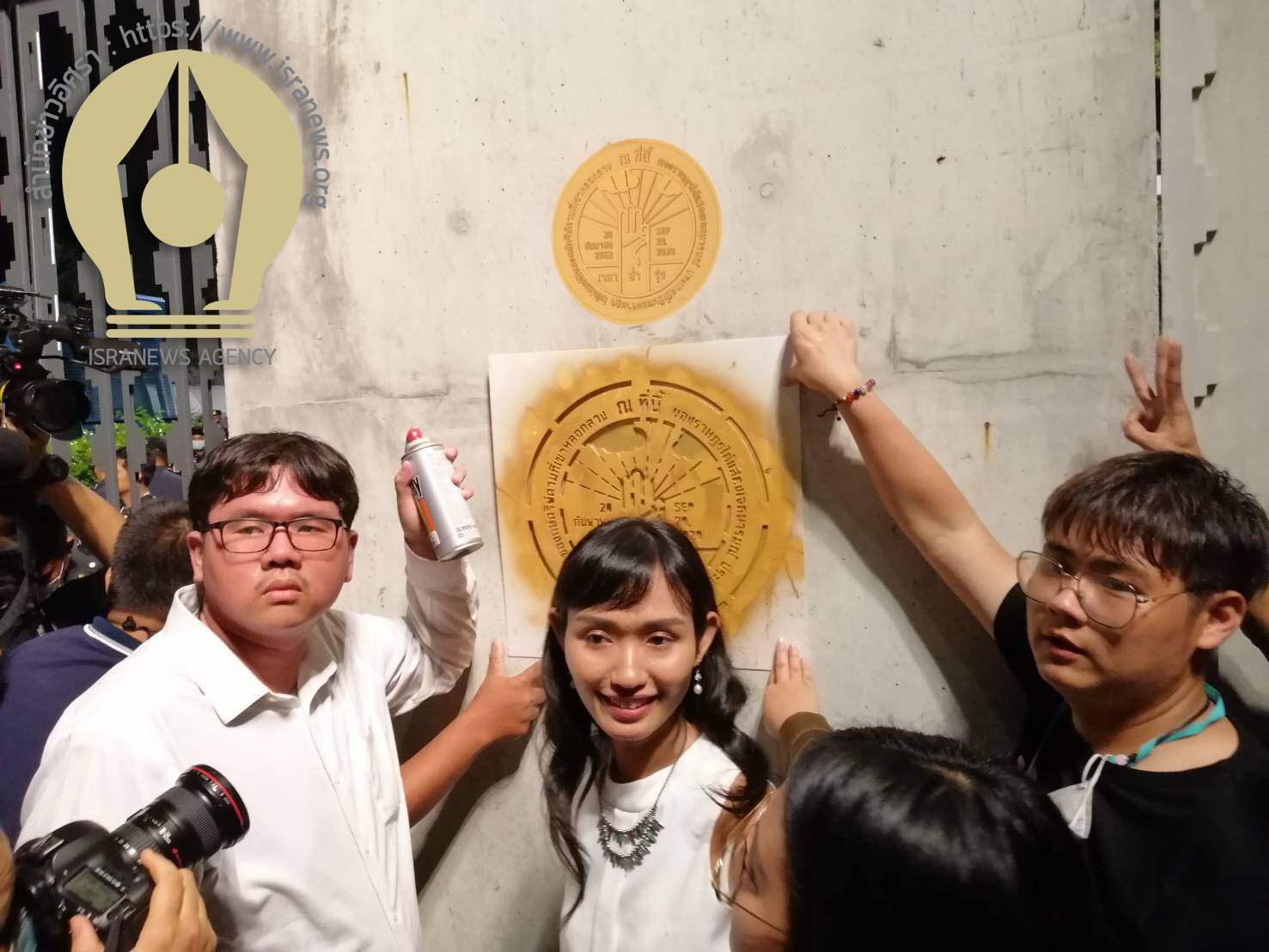 PIC มวลชนปักหลักสภา 3