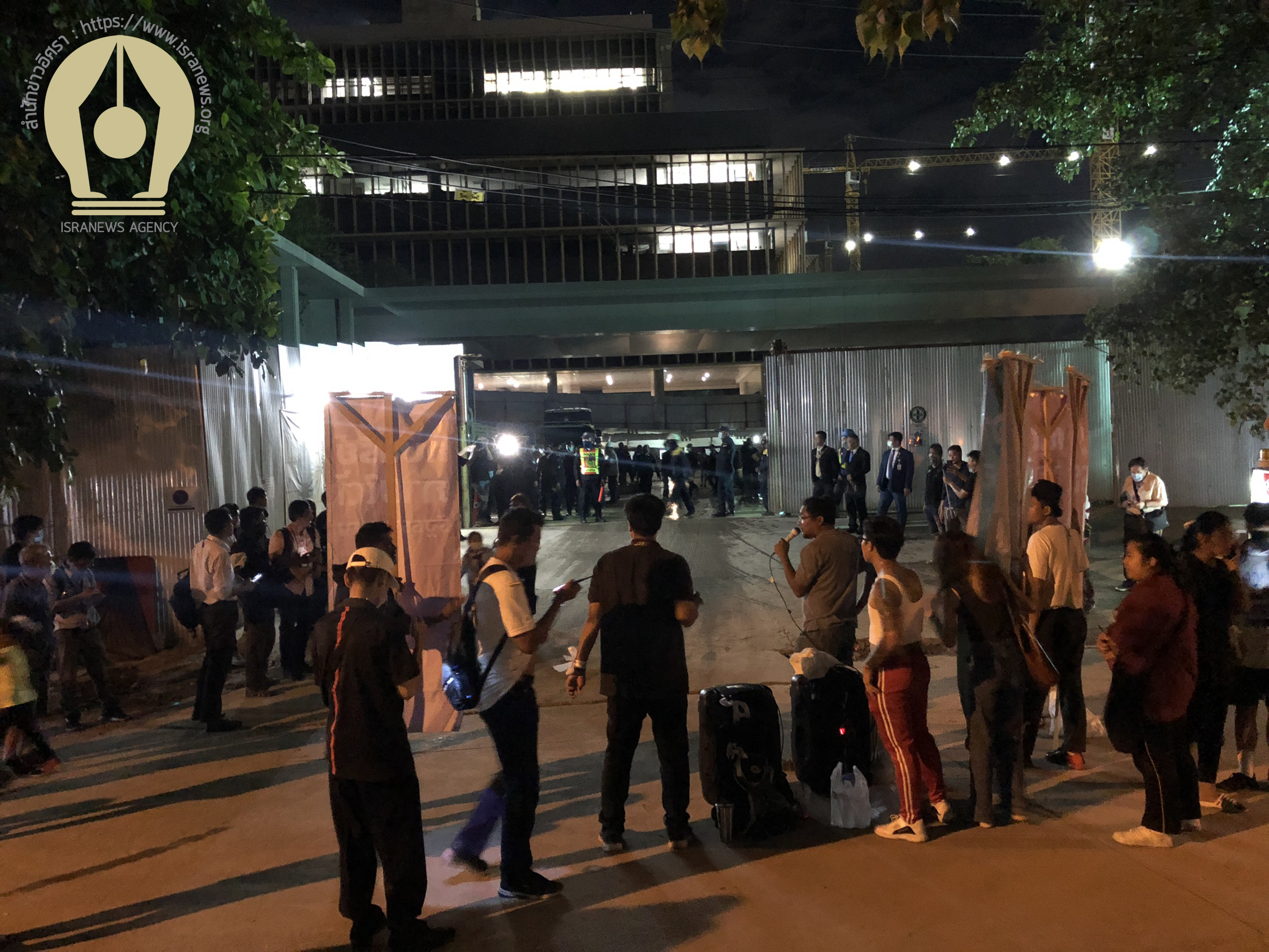 PIC มวลชนปักหลักสภา 4