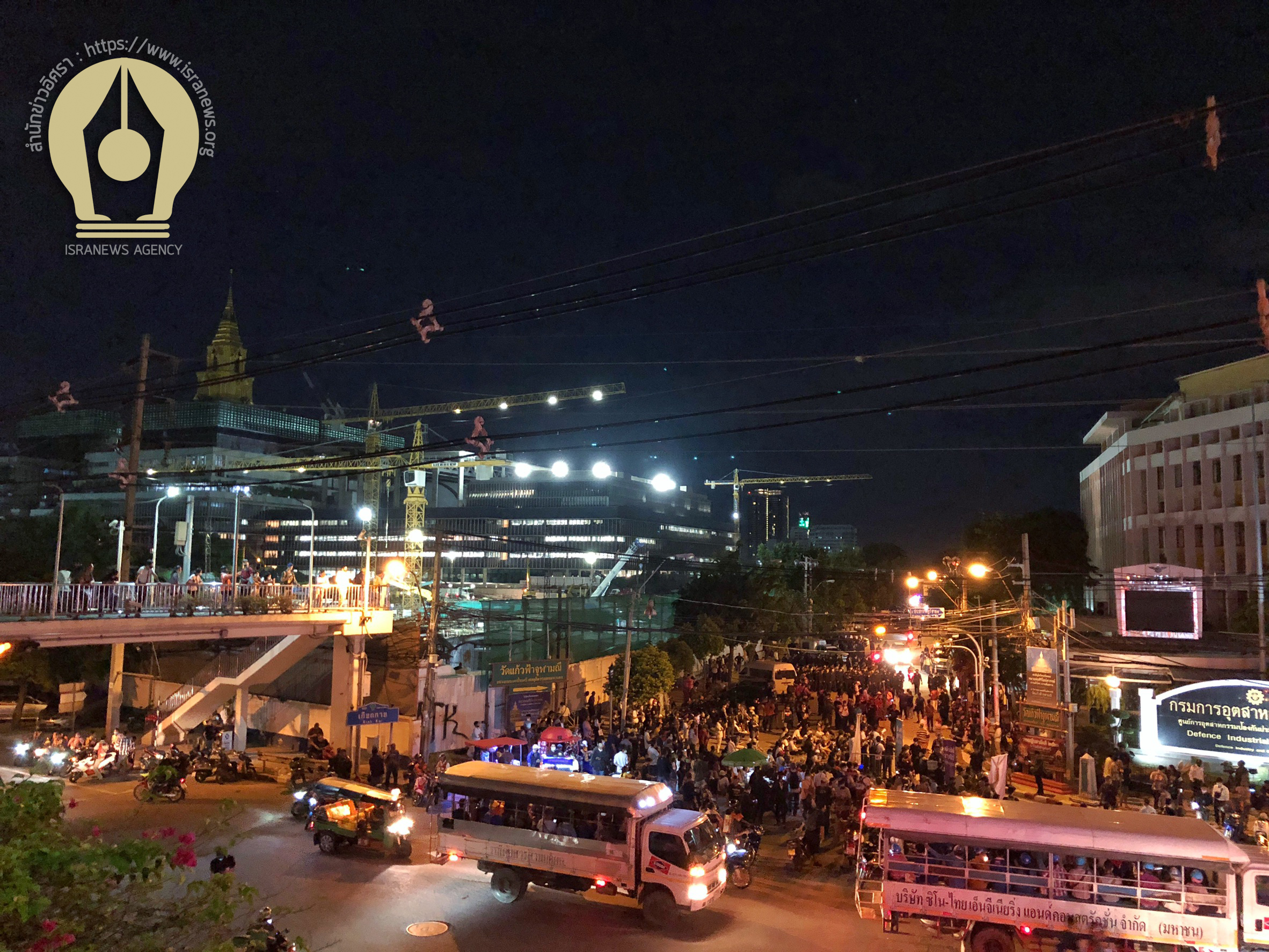 PIC มวลชนปักหลักสภา 5