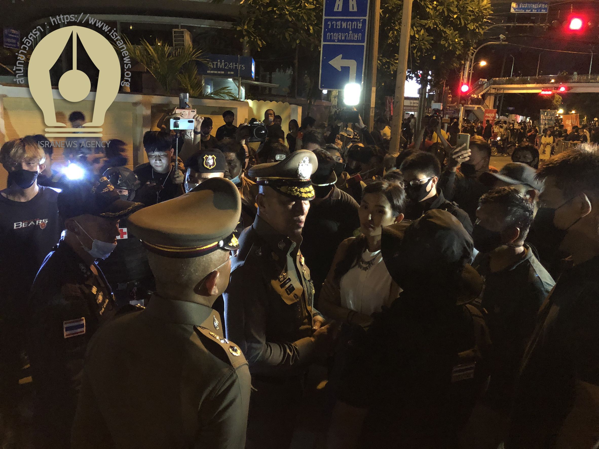 PIC มวลชนปักหลักสภา 6