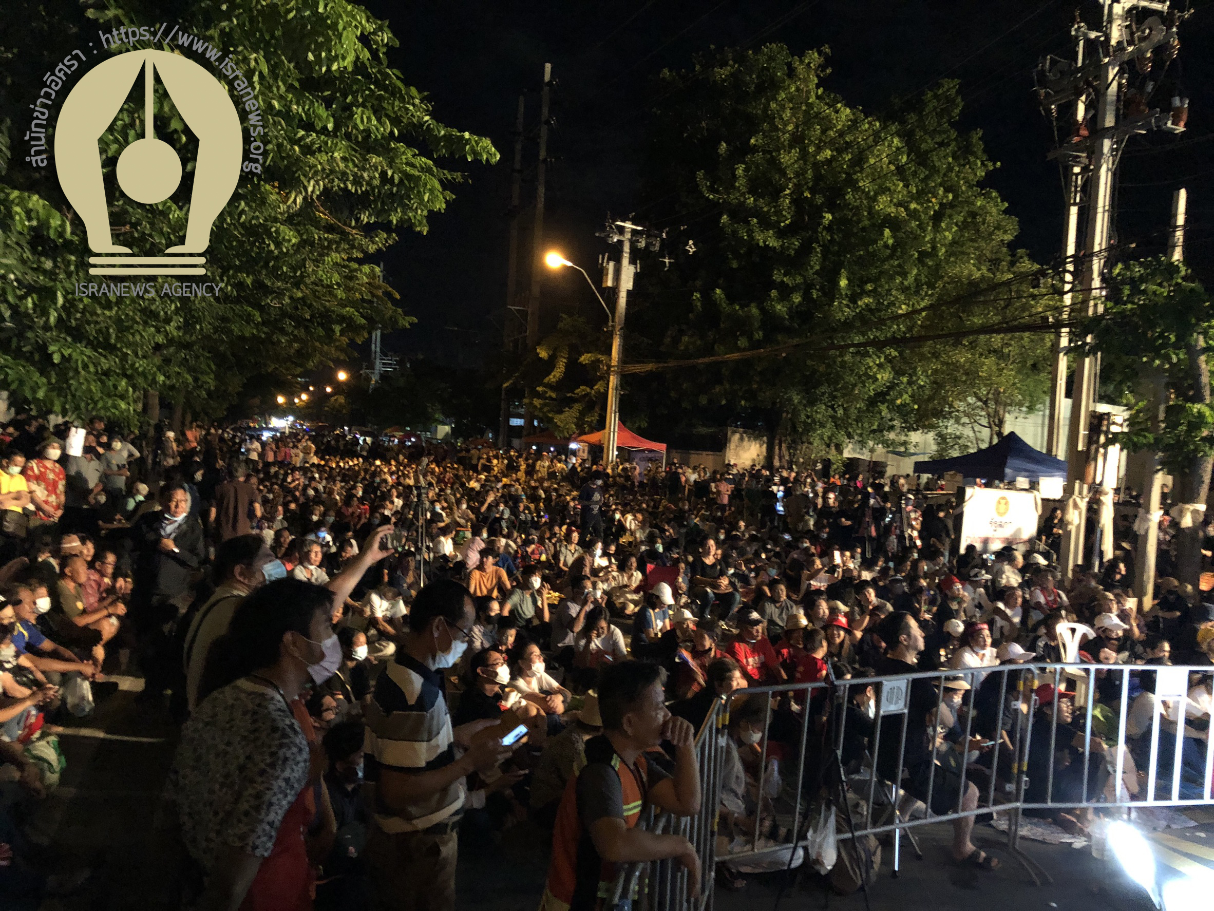 PIC มวลชนปักหลักสภา 7