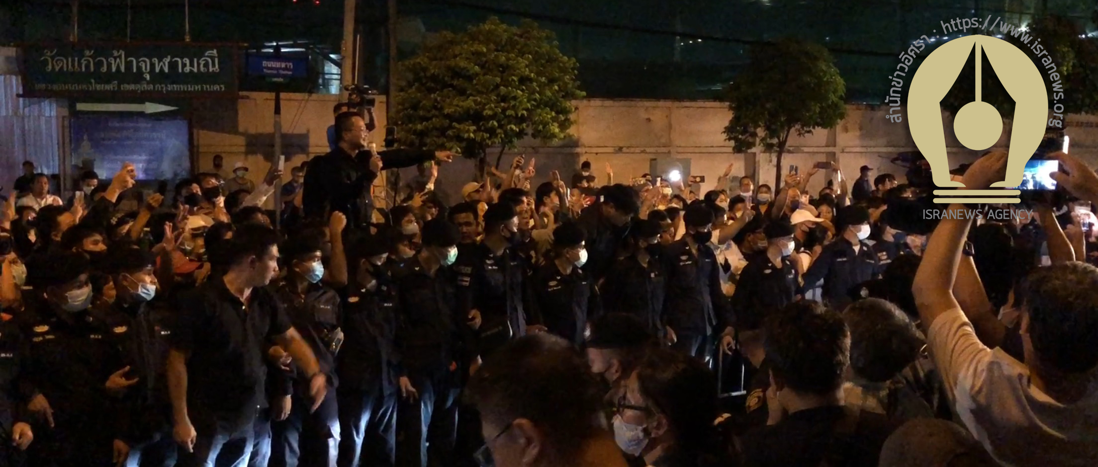 PIC มวลชนปักหลักสภา 9