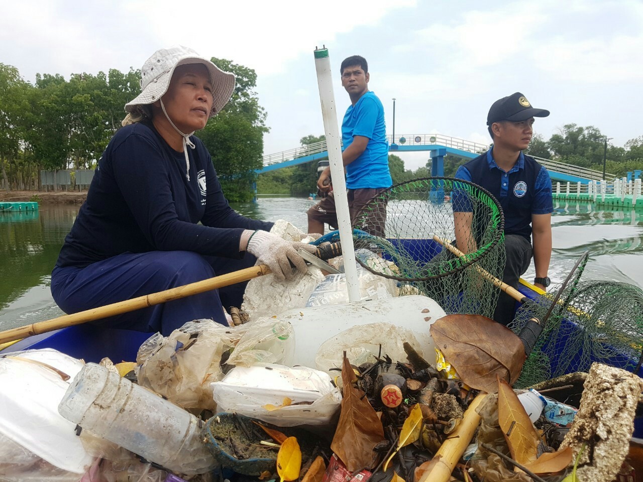 5 2 ตักขยะจากทุ่นกักขยะSCG ระยอง