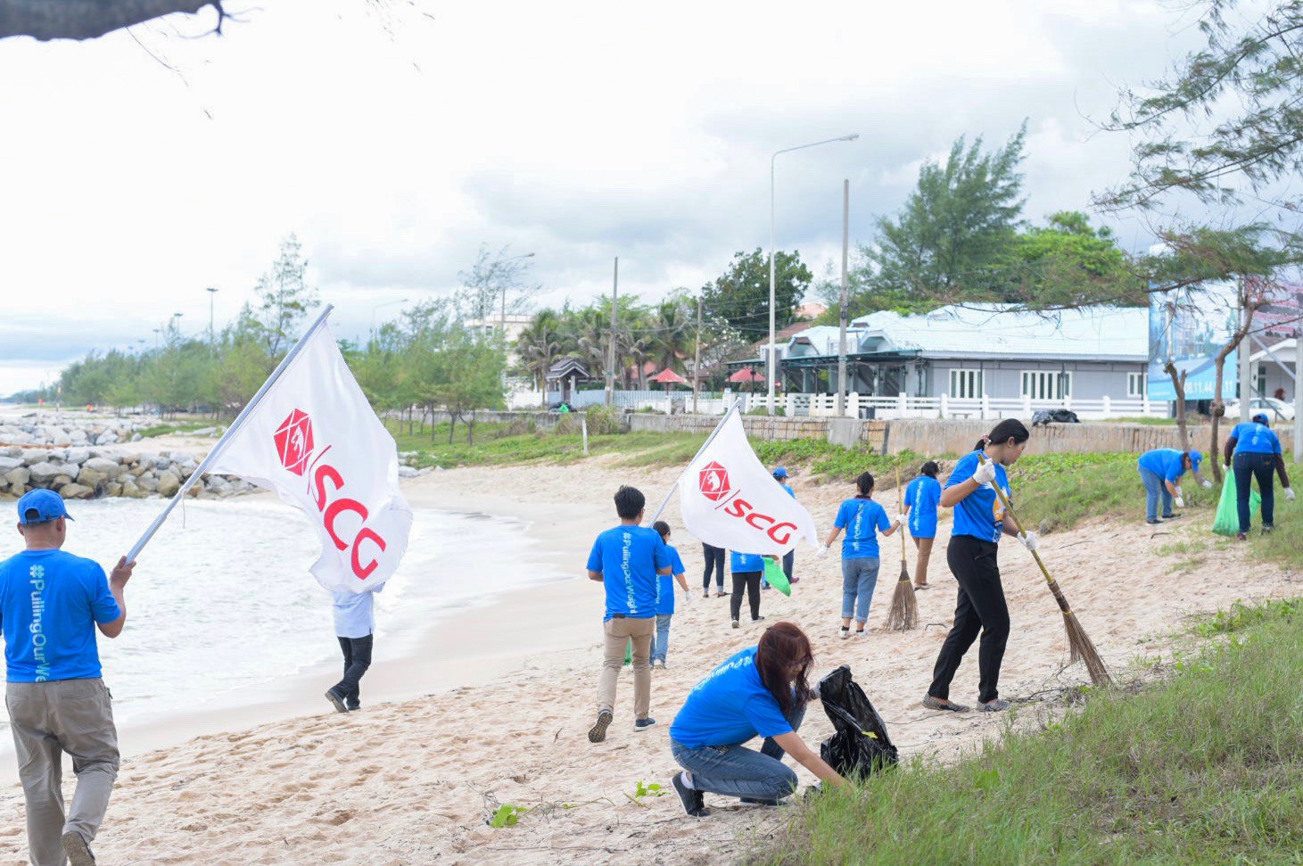 8 เก็บขยะชายหาด