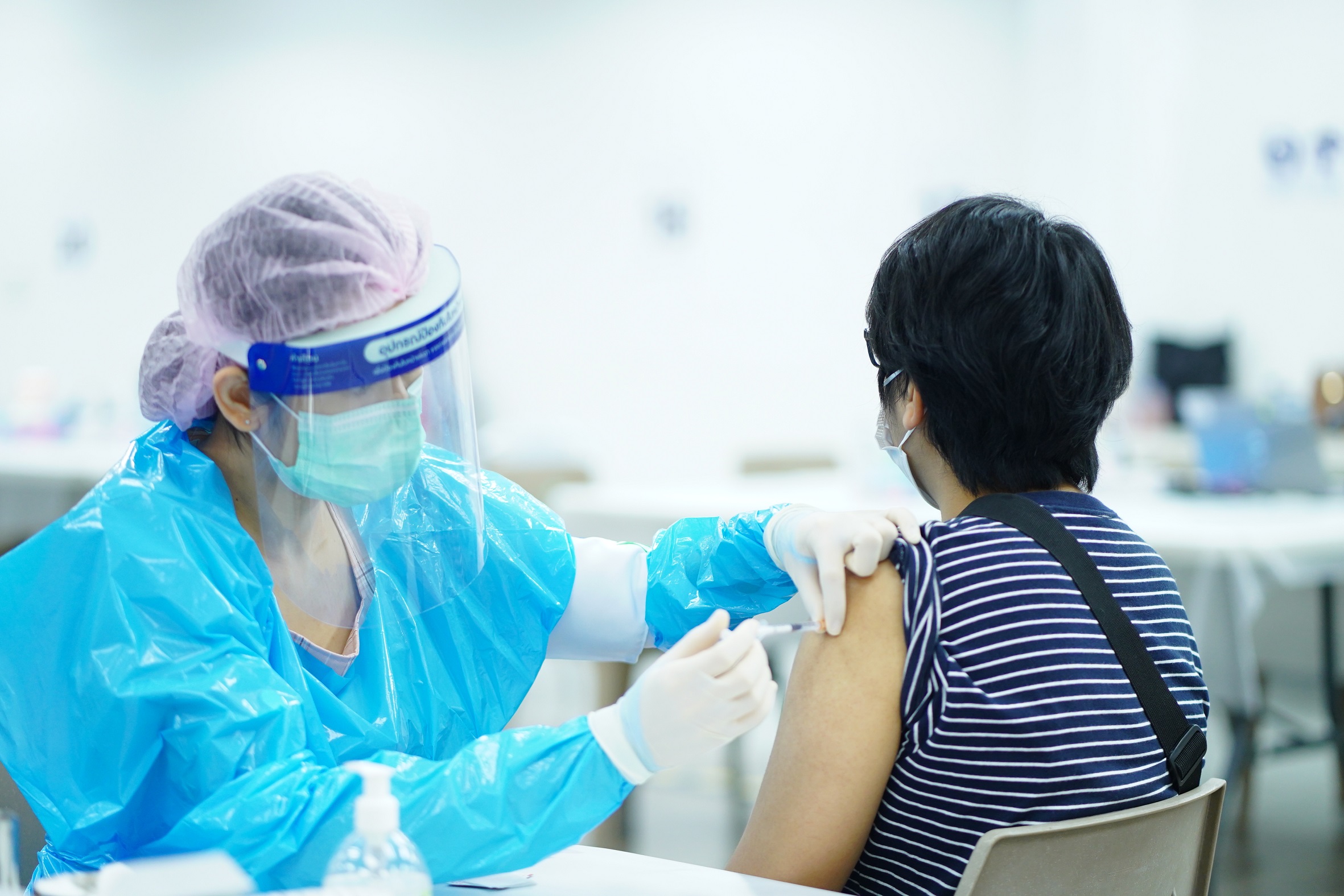 บุคลากรทางการแพทย์ให้บริการฉีดวัคซีน 2