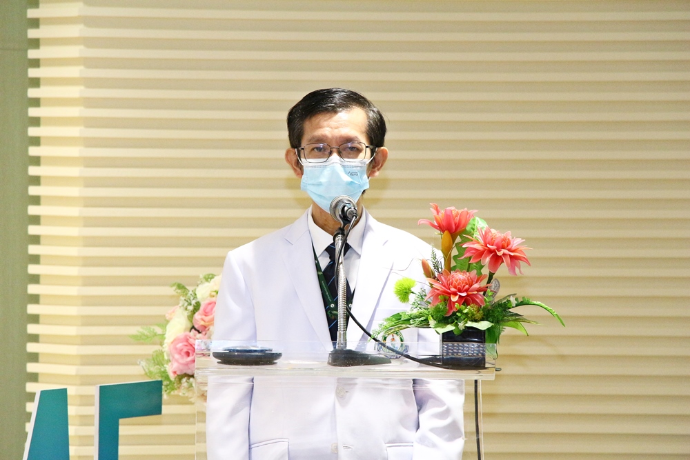 2.ผศ.นพ.จักราวุธ มณีฤทธิ์ คณบดีคณะแพทยศาสตร์วชิรพยาบาล