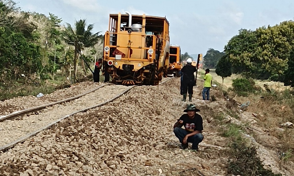 railwaytrackrepair31123