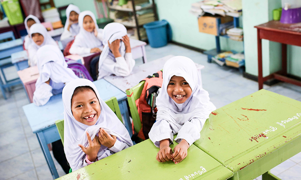Students in kindergarten at Ban Bon School in PattaniProvince learn happily under the UNICEF-supported Patani Malay-Thai Multilingual Education Programme. The project was initiated in 2006 to promote mother-tongue based education in Thailand’s southernmost provinces where the majority of the population speaks Pattani-Malay. It is aimed at improving students’ academic performance. Thai and English are progressively introduced throughout the primary cycle and taught alongside the mother tongue.The programme was developed based on global studies and evidence, which show that children’s learning outcomes improve significantly when they are taught in their mother tongue particularly in the early grades.