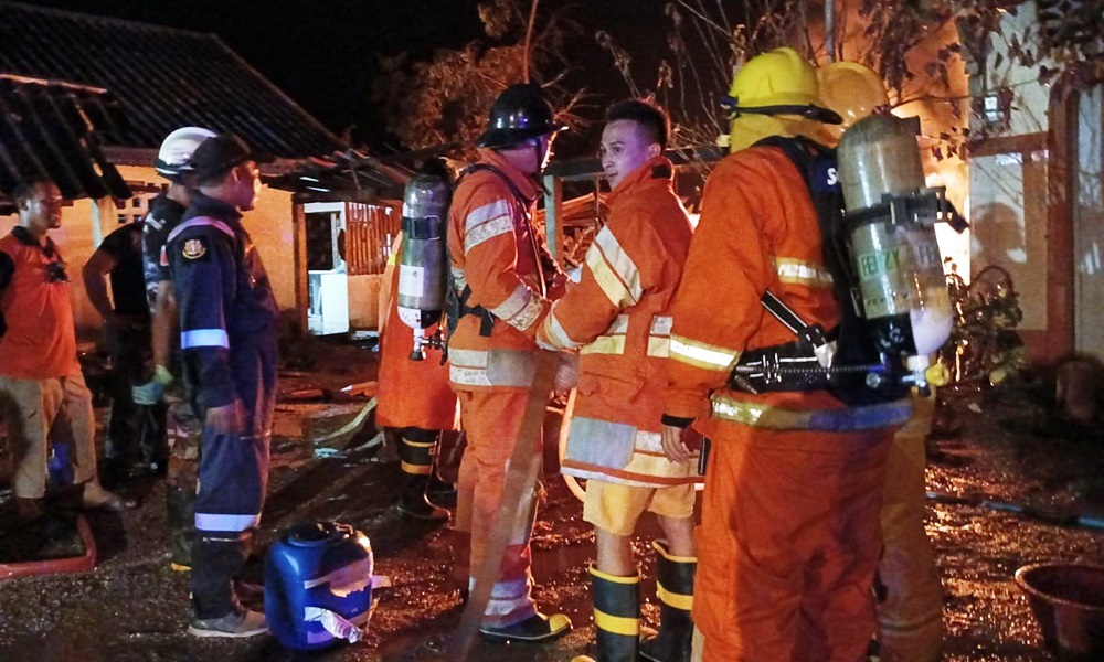 gasstationfireraman06011