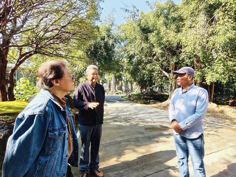 Anek Laothamatas 11 01 5