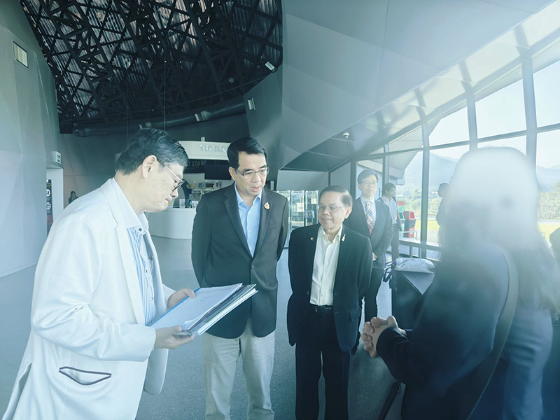 Anek Laothamatas 11 01 8