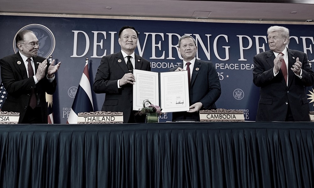 YAB Perdana Menteri, Dato' Seri Anwar Ibrahim bersama Presiden Amerika Syarikat, Donald Trump semasa Majlis Menandatangani Perjanjian Damai Thailand-Cambodia di Sidang Kemuncak ASEAN 2025 di Kuala Lumpur. AFIQ HAMBALI/Pejabat Perdana Menteri.NO SALES; NO ARCHIVE; RESTRICTED TO EDITORIAL USE ONLY. NOTE TO EDITORS: This handout photos may only be used for editorial reporting purposes for the contemporaneous illustration of events, things or the people in the image or facts mentioned in the caption. Reuse of