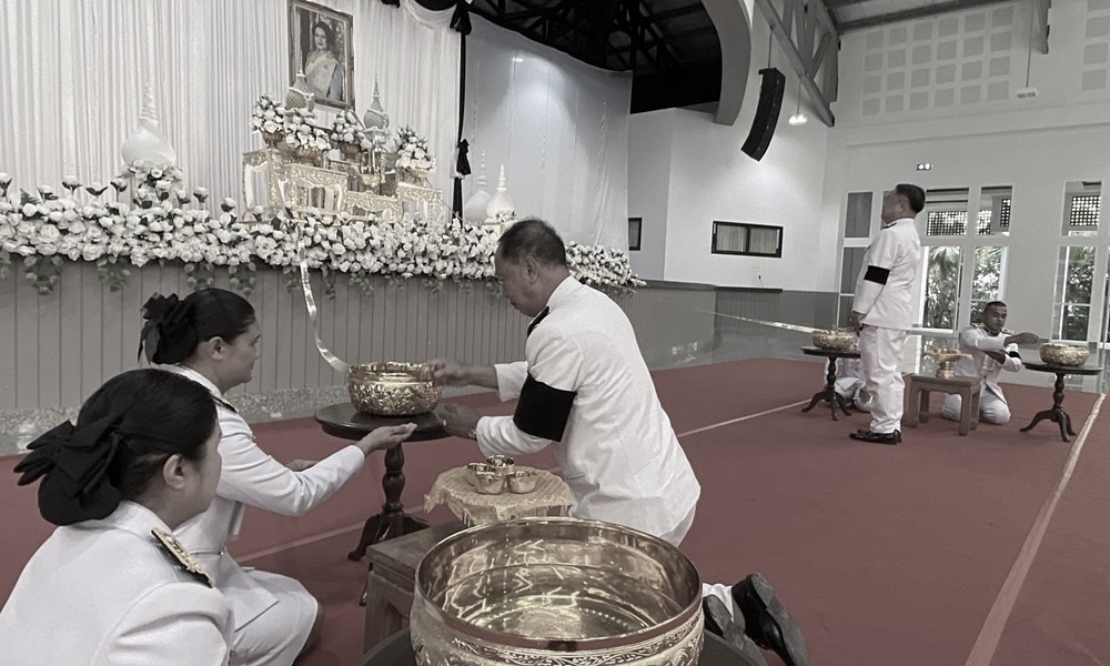 queenmothermourning26101g