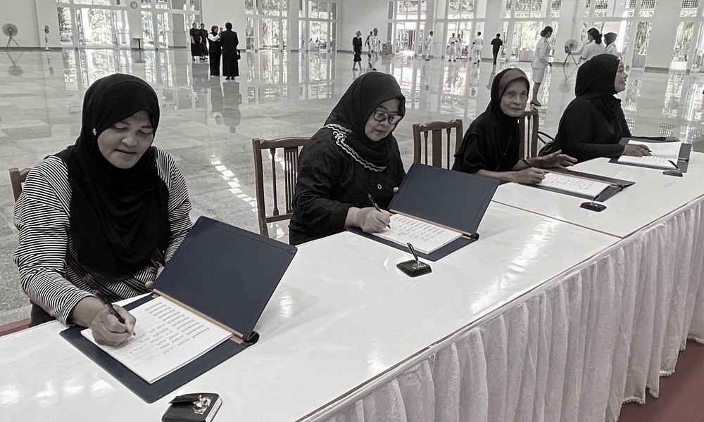 queenmothermourning26102g