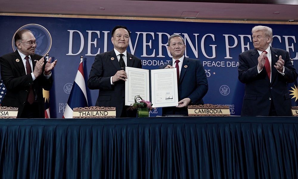 YAB Perdana Menteri, Dato' Seri Anwar Ibrahim bersama Presiden Amerika Syarikat, Donald Trump semasa Majlis Menandatangani Perjanjian Damai Thailand-Cambodia di Sidang Kemuncak ASEAN 2025 di Kuala Lumpur. AFIQ HAMBALI/Pejabat Perdana Menteri.NO SALES; NO ARCHIVE; RESTRICTED TO EDITORIAL USE ONLY. NOTE TO EDITORS: This handout photos may only be used for editorial reporting purposes for the contemporaneous illustration of events, things or the people in the image or facts mentioned in the caption. Reuse of