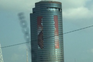 ลบออกแล้ว! ตึกอิตาเลียนไทยยอมปลดป้ายโฆษณาเครื่องดื่มแอลกอฮอล์