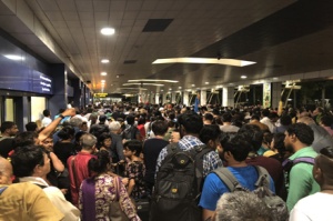 โกลาหลที่สนามบิน นักท่องเที่ยวต่างชาติแห่หนีวิกฤติในศรีลังกา