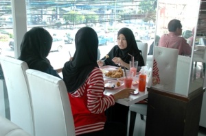 Halal fried chicken outlet in Pattani is doing brisk business