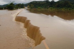 “ยิ่งลักษณ์” สั่งหน่วยงานเร่งงบฟื้นฟูน้ำท่วม 2 หมื่นล้านลงพื้นที่ภายใน 3 วัน