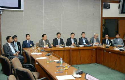 PIC-สว-แถลง-15-5-57-1