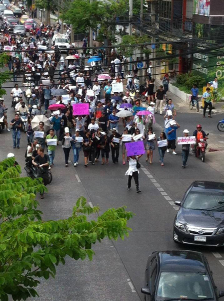 PIC-เดนขบวนตานรฐประหาร-1