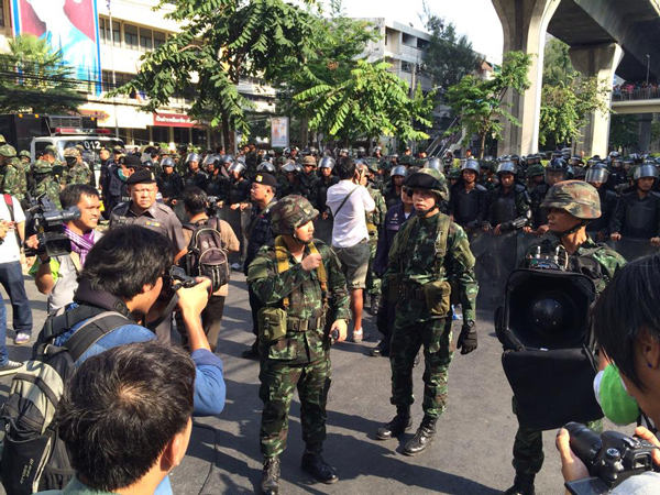 PIC-เดนขบวนตานรฐประหาร-10