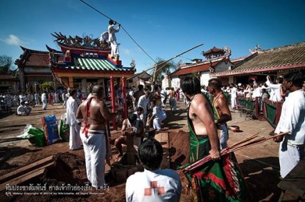 เจาหนาทศาลเจาเตรยมฐานรากเพอยกเสาเตงโก